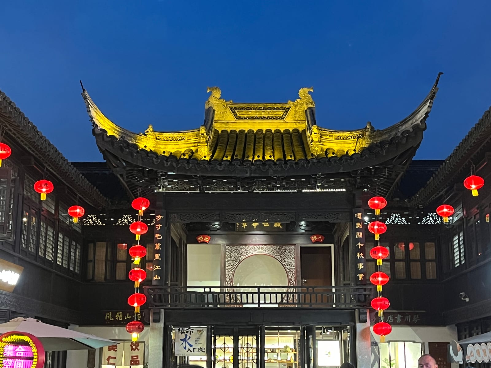 夜色中亮起灯笼的山塘街古戏台屋檐
